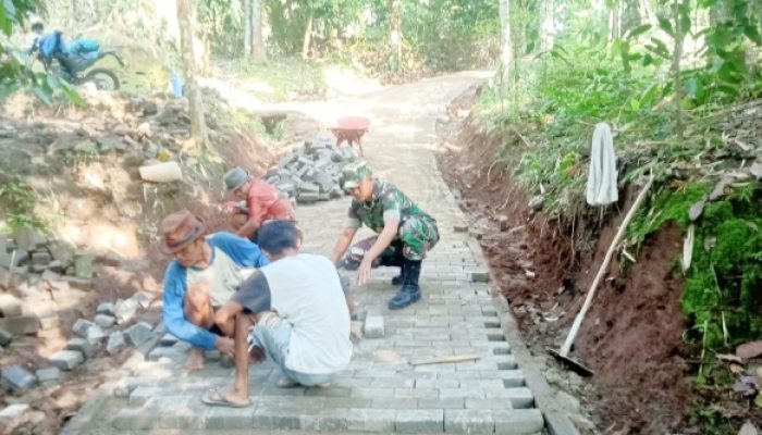 Babinsa Koramil 2306/Mancak, Karbak Dengan Warga Memasang Konblok