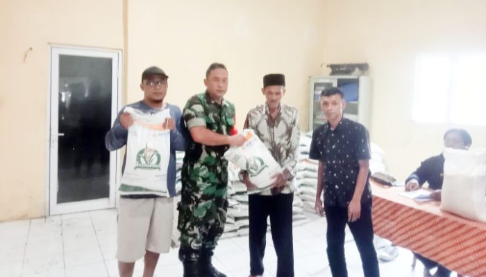 Babinsa Koramil 2305/Cinangka, Bintahwil Pendampingan Pendistribusian Sembako