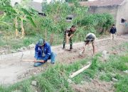 Babinsa Koramil 2301/Cilegon, Karbak Bersama Masyarakat Melaksanakan Pembersihan Kampung