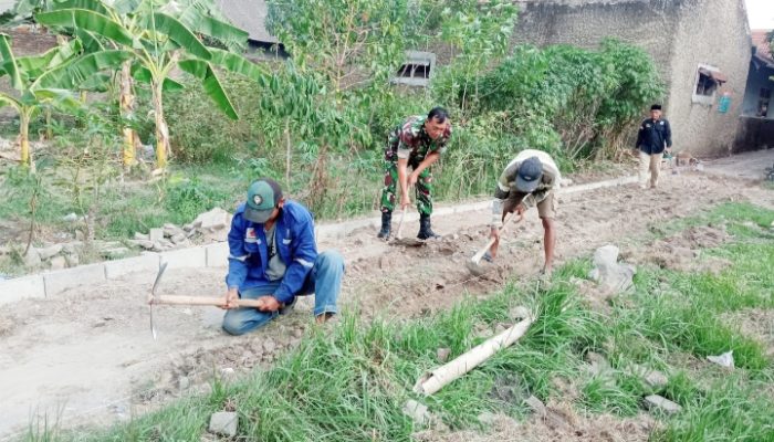 Babinsa Koramil 2301/Cilegon, Karbak Bersama Masyarakat Melaksanakan Pembersihan Kampung