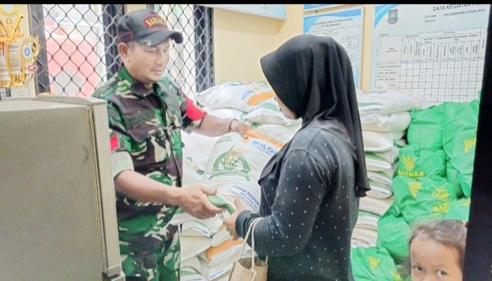 Babinsa Koramil 2303/Pulomerak, Puan Ter Bantuan Beras Bansos