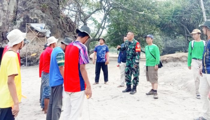 Babinsa Koramil 2305/,Cinangka, Komsos Membahas Pembersihan Pantai