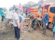 Babinsa Koramil 2306/Mancak, Karbak Membantu Pembuangan Sampah