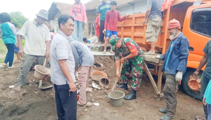 Babinsa Koramil 2306/Mancak, Karbak Membantu Pembuangan Sampah