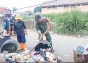 Babinsa Koramil 2303/Pulomerak, Karbak Membantu Membersihkan Sampah