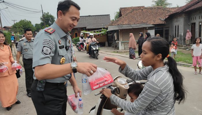 Indahnya Berbagi, Lapas Cilegon Salurkan Kepedulian Dengan Membagikan Takjil Gratis Kepada Masyarakat