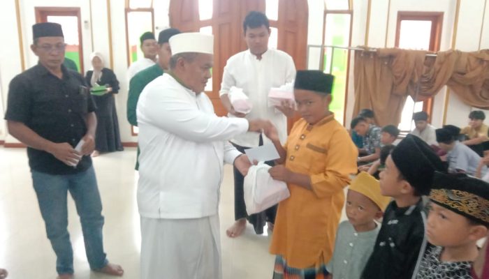 Masyarakat Pringori Bersama Ketua RT dan Ketua Poker suralaya  Mengadakan Santunan Anak Yatim