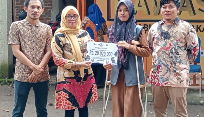 HUT Bawaslu ke-16 Tahun, Bawaslu Takalar Serahkan Santunan Kepada PKD yang Kecelakaan Kerja