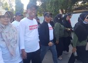 Pj Bupati Takalar Bersama dengan Ketua TP PKK Ikuti Gerak Jalan Santai Sambut HPN  2024
