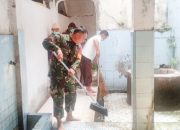 Babinsa Koramil 2303/Pulomerak, Karbak Membantu Pembersihan Mushola