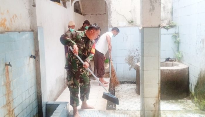 Babinsa Koramil 2303/Pulomerak, Karbak Membantu Pembersihan Mushola