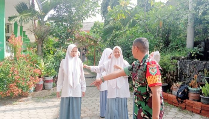 Babinsa Koramil 2303/Pulomerak, Komsos Memberikan Materi Pengetahuan