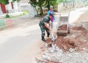 Babinsa Koramil 2304/Anyer, Karbak Pembersihan Tanah Tepi Jalan