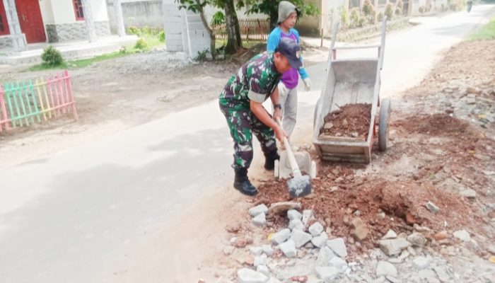 Babinsa Koramil 2304/Anyer, Karbak Pembersihan Tanah Tepi Jalan