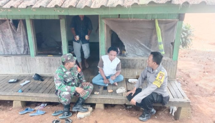 Babinsa Koramil 2305/,Cinangka, Komsos Membahas Tentang Keamanan dan Ketertiban Wilayah