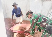 Babinsa Koramil 2305/Cinangka, Karbak Membantu Pembuatan Rumah Warga