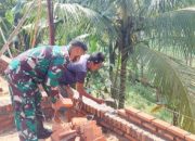 Babinsa Koramil 2306/Mancak, Karbak Membantu Renovasi Rumah