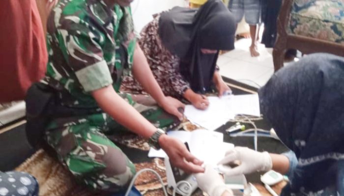 Babinsa Koramil 2305/Cinangka, Bintahwil Pendampingan Penimbangan Bayi