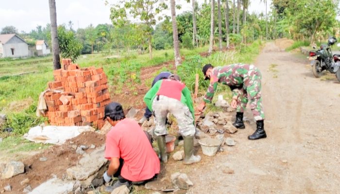 Babinsa Koramil 2307/Ciwandan, Karbak Pembangunan Pondasi Pagar Rumah