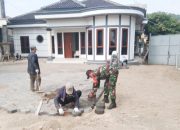 Babinsa Koramil 2303/Pulomerak, Karbak Pemasangan Paving Blok