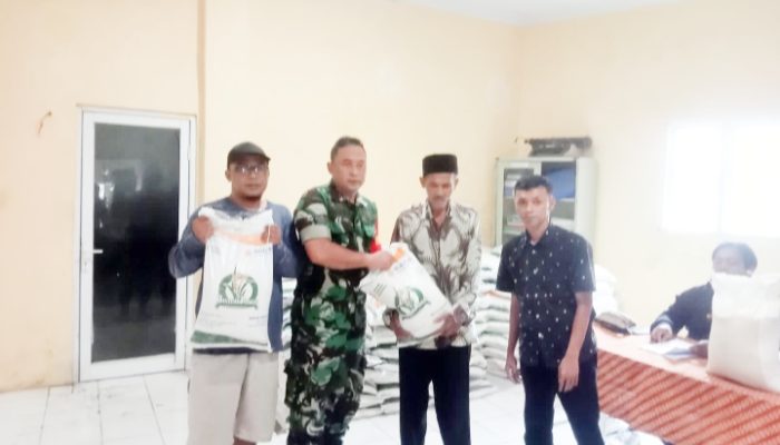 Babinsa Koramil 2305/Cinangka, Bintahwil Pendampingan Pendistribusian Beras