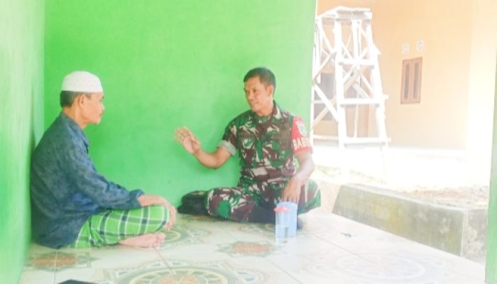 Babinsa Koramil 2306/Mancak, Komsos Membahas Tentang Menanamkan Akhlak Pada Anak