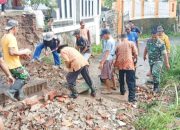 Babinsa Koramil 2307/Ciwandan, Karbak Pembersihan Puing-puing Tembok
