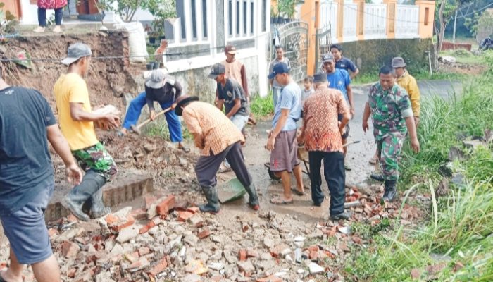 Babinsa Koramil 2307/Ciwandan, Karbak Pembersihan Puing-puing Tembok