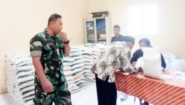 Babinsa Koramil 2305/Cinangka, Bintahwil Pendistribusian Beras