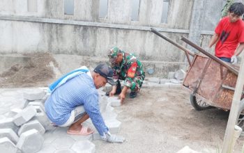 Babinsa Koramil 2303/Pulomerak, Karbak Pemasangan Paving Blok