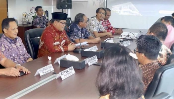Bupati Bangka, M Haris Menyerahkan Laporan Keuangan Pemerintah Daerah (LKPD) Kabupaten Bangka