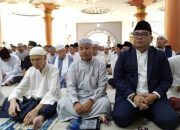 M. Haris Melaksanakan Sholat Idul Fitri Masjid Agung Bersama Masyarakat