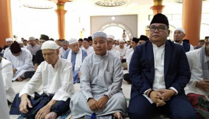 M. Haris Melaksanakan Sholat Idul Fitri Masjid Agung Bersama Masyarakat