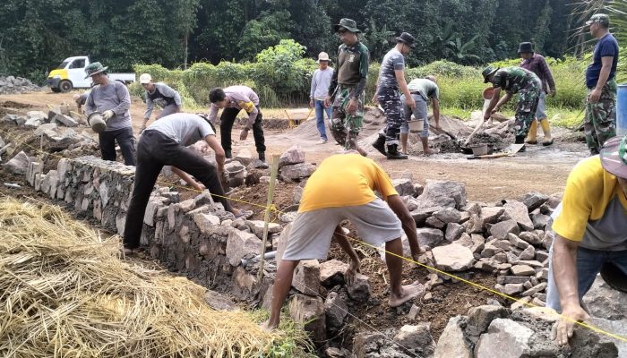 TMMD ke 120 Kodim 0623/Cilegon : Tembok Penahan Tanah di Buat Agar Tanah Menjadi Kuat