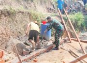 Babinsa Koramil 2306/Mancak, Karbak Membantu Membangun Rumah