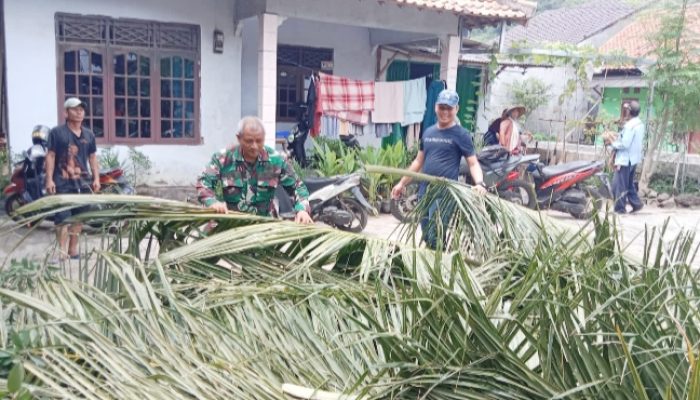 Babinsa Koramil 2303/Pulomerak, Karbak Membantu Pembersihan Ranting Pohon