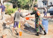 Babinsa Koramil 2303/Pulomerak, Karbak Membantu Pembangunan Pondasi