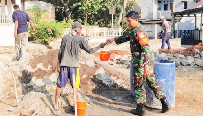 Babinsa Koramil 2303/Pulomerak, Karbak Membantu Pembangunan Pondasi