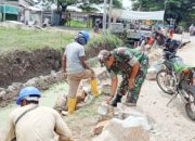 Babinsa Koramil 2302/Bojonegara, Karbak Membantu Pembuatan Pembatas Jalan