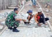 Babinsa Koramil 2302/Bojonegara, Karbak Membantu Pembuatan Pembatas Jalan