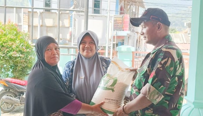 Babinsa Koramil 2303/Pulomerak, Puan Ter Pendampingan Pemberian Beras
