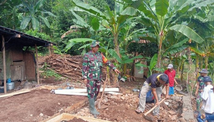 TMMD ke 120 Kodim 0623/Cilegon : Membangunkan rumah Nenek Asiyah