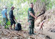 Babinsa Koramil 2305/Cinangka, Karbak Membersihkan Sungai