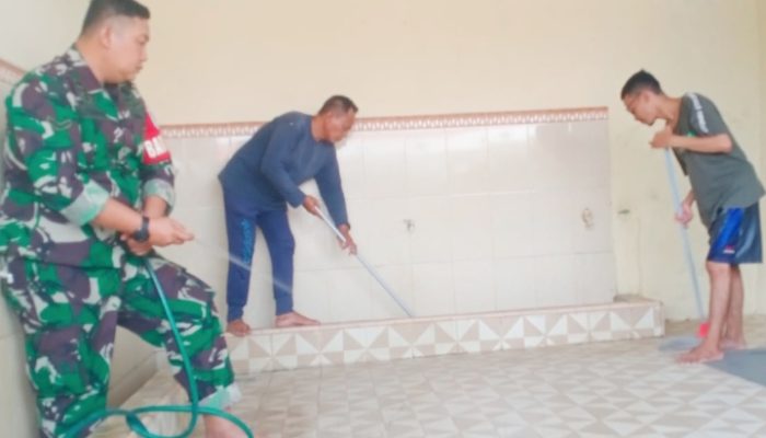 Babinsa Koramil 2302/Bojonegara, Karbak Membantu Pembersihan Masjid
