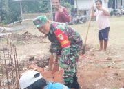 Babinsa Koramil 2304/Anyer, Karbak Pondasi Rumah Warga