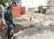 Babinsa Koramil 2301/Cilegon, Karbak Perbaikan Drainase