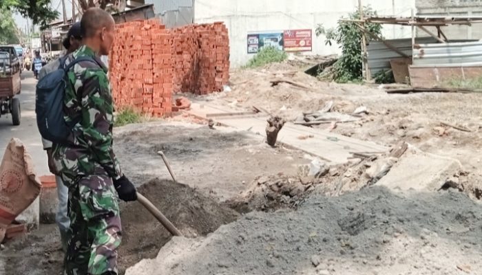 Babinsa Koramil 2301/Cilegon, Karbak Perbaikan Drainase