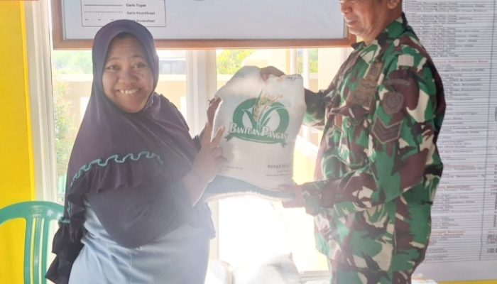 Babinsa Koramil 2302/Bojonegara, Puanter Pendampingan Pembagian Beras