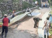 Babinsa Koramil 2302/Bojonegara, Karbak Membantu Pengecoran Jalan