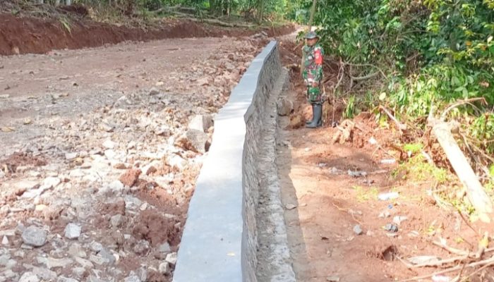 TMMD ke 120 Kodim 0623/Cilegon : Pembuatan Tembok Penahan Tanah Sudah Mencapai 85 Persen